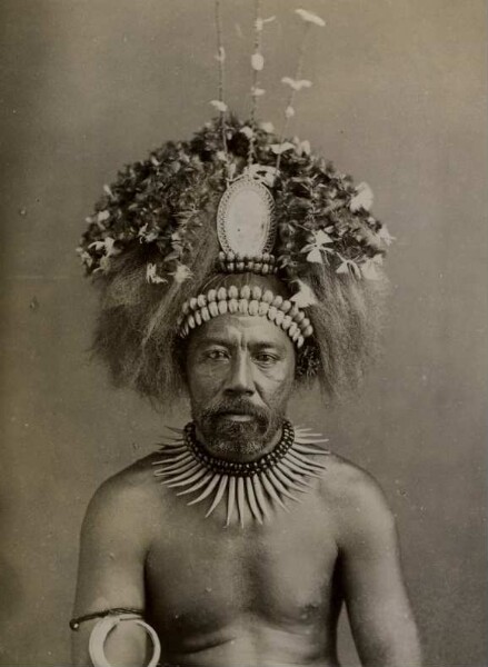 "Homme à la tête et aux bras ornés, Samoa-Ins."