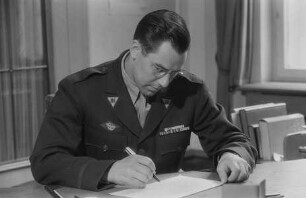 Der Direktor des Central Collecting Point Marburg Francis W. Bilodeau