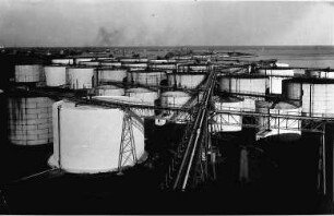 Konstanza [Constanta]: Pipeline und Petroleumtanks