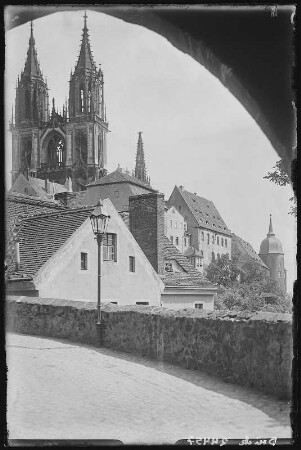 Meißen. Blick durchs äußere Burgtor nach dem Burgberg