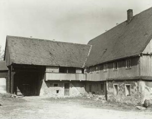 Grubschütz, OT von Doberschau-Gaußig, verlassenes Gehöft Nr. 15, Hofseite mit Einfahrt