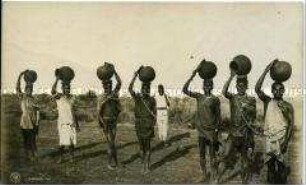 Gefangene Afrikaner bei Zwangsarbeit in Deutschostafrika