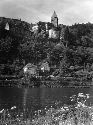 Zwingenberg Odenwaldkreis (Baden-Württemberg). Ortsteilansicht mit Schloß. Blick über den Neckar