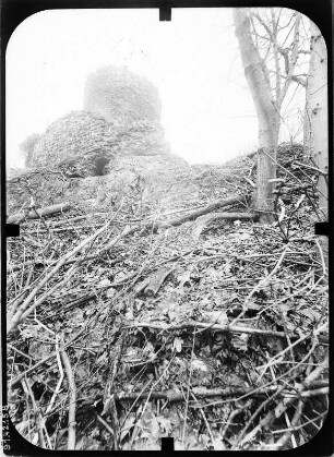 Herrmannsacker. Ruine der Ebersburg (um 1181). Bergfried