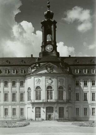 Schloss Hubertusburg, Mittelbau des Hauptbaues mit Stuckornamenten und Stuckwappen