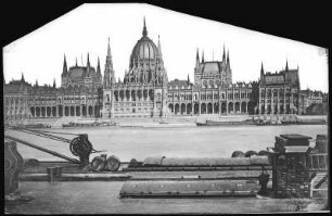Budapest. Parlament (1896). Donaufront : Budapest. Parlament (1885-1904; Imre Steindl, Eröffnung 1896). Ansicht von Buda über die Donau