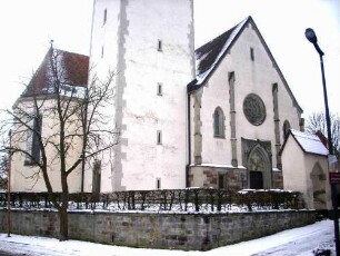 Ansicht von Nordosten mit Kirche (Norderweiterung des Langhauses) in ehemaligem Kirchhof