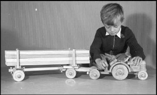 Orschweier: Holzspielzeug Götze, Kind mit Langholzwagen
