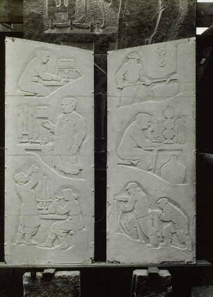 Modell für Schmuckreliefs mit Arbeitsdarstellungen (Hüttenarbeiter, Chemiker, Bergmann) : Zwei Gips-Modelle für Schmuckreliefs mit Arbeitsdarstellungen (um 1955; R. Wittig)