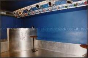Leerer Clubraum mit blauer Wand (Sonderthema: Musik im Sucher)