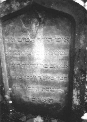 Grabstein 411 (Index: 99800304) Material: Sandstein Zustand: stark verwittert, abblätternd Maße HxBxT: 75x48x13 cm Beschreibung: Stele, Kielbogenabschluß, Schriftfeld eingetieft: Grabstein 411 (Detailaufnahme)