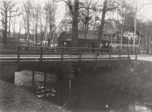 Leipzig, Leutzscher Alleebrücke : Leipzig-Leutzsch. Leutzscher Alleebrücke. Straßenbrücke über die Luppe am Schützenhof, Leutzscher Allee (Hans-Driesch-Straße). Ansicht vom linken Ufer