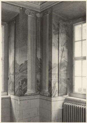 Tapetenzyklus mit Darstellung des griechischen Freiheitskampfes : Ruppersdorf, Herrenhaus Niederruppersdorf, Inneres, Speisesaal (sog. Tapetenzimmer oder Türkenzimmer), Wanddekoration, Fenstersäulen
