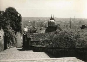 Prag. Kleinseite, Neue Treppe. Blick vom Hradschin über Nikolaus-Kirche und Karlsbrücke