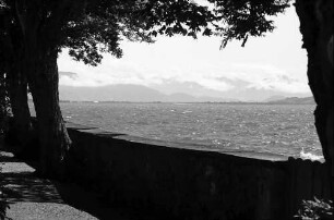 Lindau: Blick auf Schweizer Ufer, Vordergrund Mauer