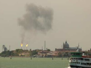 Das Industriezentrum von Mestre vor Venedig verschmutzt die Lagune