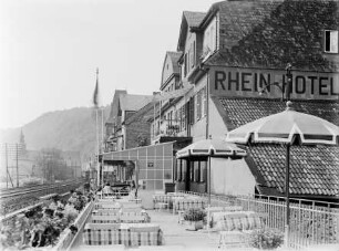 Terrasse des Rheinhotels in Bacharach im ehemaligen Wehrgang