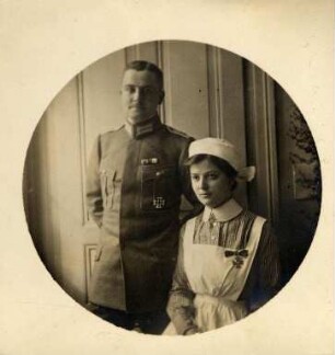 Erster Weltkrieg - Lazarett III Gewerbeschule Karlsruhe. Unbekannter Soldat und Schwester