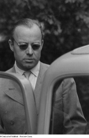 Heinz Rühmann am PKW