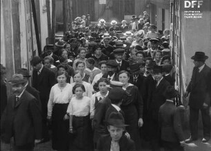 Arbeiter verlassen das Leitzwerk (1915?)