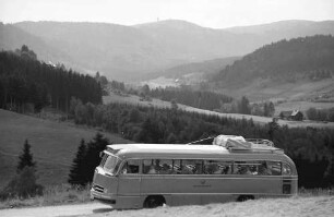 Bärental: Postbus mit Blick zum Feldberg