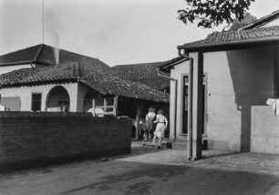 Internat und Schulde : Blick auf das Internatsgebäude und den Schulhof im deutschen Schulviertel von Rio Claro.