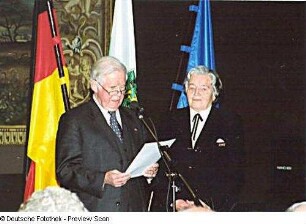 Verleihung des Verdienstordens des Freistaates Sachsen durch Ministerpräsident Kurt Biedenkopf an Doris Günther (Leipzig)