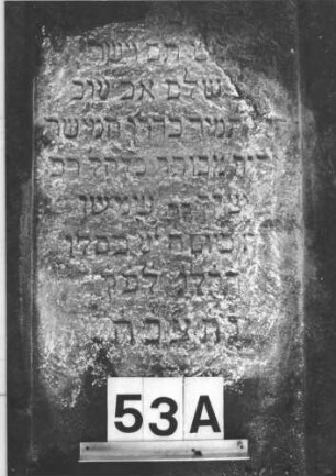 Grabstein 53 (Index: 100105908) Material: Sandstein Zustand: Stein liegend, stark verwittert mit Textverlust Maße HxBxT: 136x54x19 cm Beschreibung: Stele, Sockel, Giebel mit Eckakroteren, rechteckiges Schriftfeld eingetieft: Grabstein 53A (Nachholaufnahme)