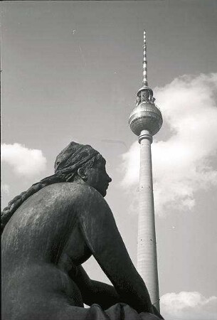 Berlin: Ost; Neptunbrunnen und Fernsehturm