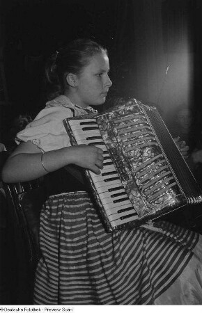 Helga Schwan auf ihrem Schifferklavier auf der Weihnachtsfeier der Pioniere der 28. und 40. Grundschule