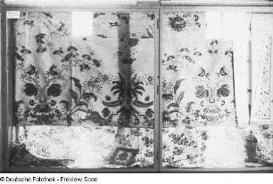 Vitrine mit Ausstellungsobjekt (Damastdecke). Bautzen: Stadtmuseum, Permoser-Saal. [Ausstellung "Spinnen und Weben", 1946/1947]
