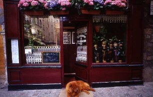 Lyon - Restaurant : Hund vor einem Restaurant. Aufgenommen 2001 in Lyon