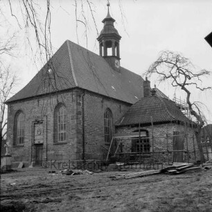Schlosskirche: Renovierung: Außenaufnahme: Gerüst an der Grabkapelle: Blick von Nordosten