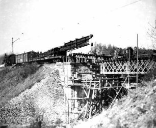 Malmsheim Rankbachbrücke 2022 Baustelle Baukran Bauzug Holzgerüst Lok Baureihe 38