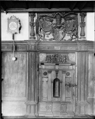 ohne Titel (Saal mit holzgetäferter Wand)