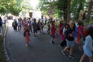 Bad Oldesloe: Kindervogelschießen: Am Bürgerpark, Blickrichtung Westen: Einzug auf den Exer: Festumzug Theodor-Storm-Schule Klassen 5b und 5c: im Hintergrund Jugendfreizeitstätte (JuZe): 13. Juli 2023