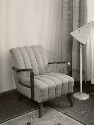 Stehlampe : Armlehnsessel (1956) und Stehlampe in Ausstellungskoje
