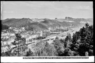 Blick auf Bad Schandau an der Elbe und Schrammsteine