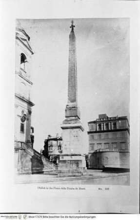 Serie von Fotografien aus der Kampagne von John Henry Parker, Historical photographs: A catalogue of three thousand three hundred photographs of antiquities in Rome and Italy, London 1879, Rom, der Obelisk auf der Piazza Trinità dei monti, im Hintergrund der Palazzo Zuccari
