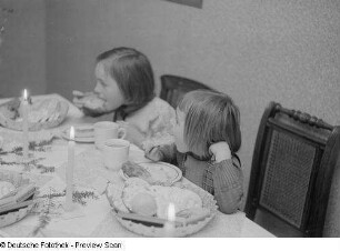Porträts von zwei Mädchen
