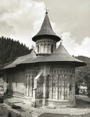 Voronet, Rumänien. Kloster Voroneț. Klosterkirche (1488) von Südosten