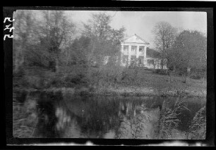Villa mit Portikus mit einem Gewässer im Vordergrund