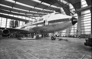 Frankfurt: Flughafen; DLH-Basis; Jumbo-Jets in der Flugzeughalle V