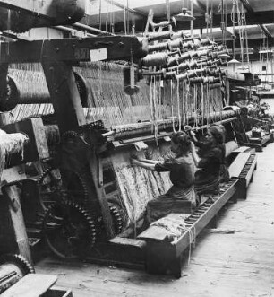 Knüpfarbeit an kleinen Teppichen : Technikgeschichte | Technologie | Fasern, Gespinste und Gewebe | Teppichweberei, Vereinigte Smyrna-Teppichfabriken AG, Cottbus | Knüpf-Teppiche