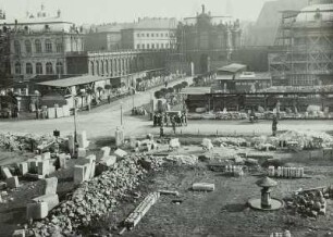 Zwinger, Restaurierung : Zwinger, Innenhof. Blick zum Glockenspielpavillon während der Restaurierung