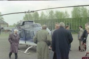 Personengruppe, Huschrauber, Sportplatz, h Schwimmbad, von S