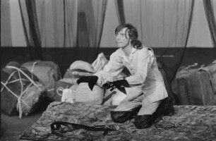 Arno Wyzniewski in "Die Räuber" von Friedrich Schiller : Szenenbilder aus "Die Räuber", Drama von Friedrich Schiller mit Musik von Tilo Müller-Medek (Regie: Manfred Karge und Matthias Langhoff; Dekor: Pieter Hein). Volksbühne Berlin, Premiere 10.02.1971 (legendäre DDR-Inszenierung). Mit Hans Teuscher, Arno Wyzniewski, Günther Junghans, Heide Kipp, Gabriele Gysi, Klaus Mertens, Werner Tietze, Bodo Krämer, Dieter Montag, Carl-Hermann Risse, Michael Narloch, Berko Acker, Helmut Straßburger