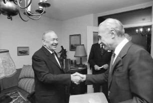 Freiburg: Wohnung Littenweiler; Regierungspräsident Person überreicht Bundesverdienstkreuz für Prof. Dr. Friedrich Walter Meyer, Freiburg