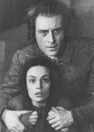 Hamburg. Thalia-Theater. Die Schauspieler Gisela Mattishent (1919-1980) in der Rolle als Gretchen und Emil Lohkamp (1902-1993) in der Rolle als Dr. Faust, aufgenommen während einer Aufführung des "Urfaust" 1946