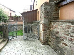 Kirchhof im Westen mit Kirchhofmauer (original) im Querschnitt (Wehrgang mit Steinbrüstung im 18 Jh abgetragen)